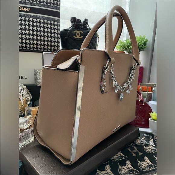 ✨NEW GUESS✨HANDBAG W/BAG CHARM ATTACHMENT - Picture 4 of 12